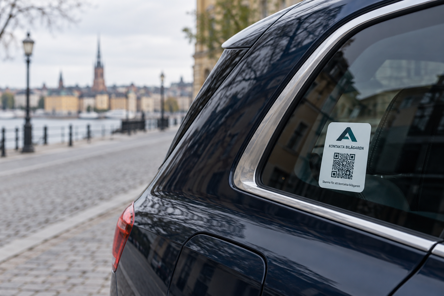 Kontakta BilÄgaren-dekal på en bilruta i Stockholm